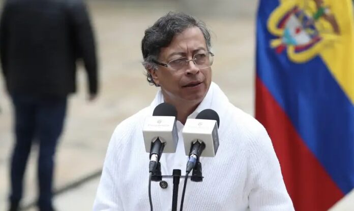 Petro prohíbe que De la Espriella juramente en base militar