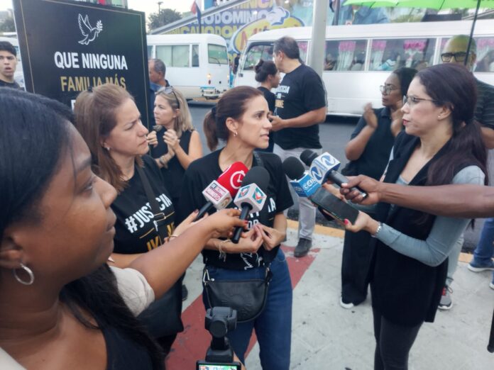Familia Handal realiza vigilia para exigir que la Segunda Sala envíe a juicio a Jean Andrés Pumarol