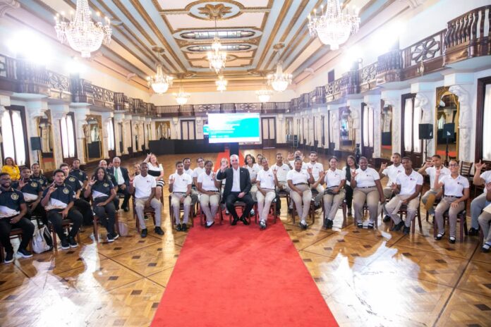 Presidente Abinader se reúne con 53 estudiantes sordos que completaron su formación en Inteligencia Artificia
