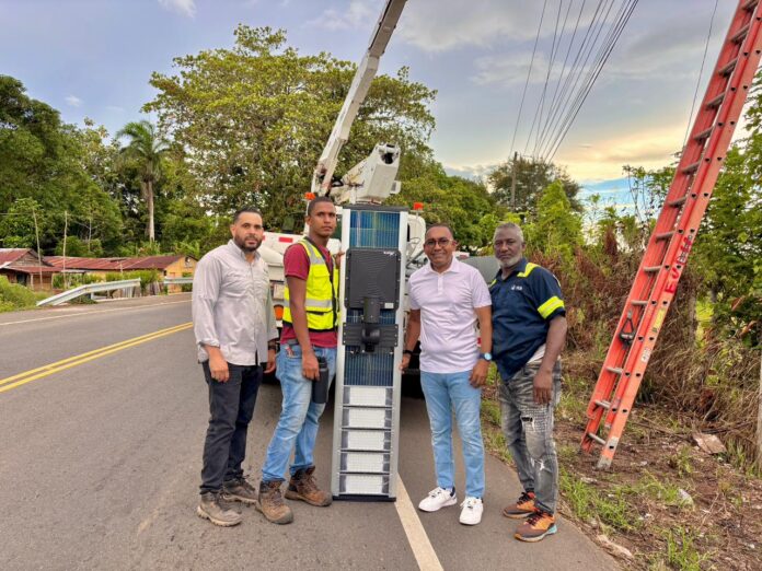 ¡Iluminando Monte Plata! Tras años de espera, instalan alumbrado en la carretera del kilómetro 5