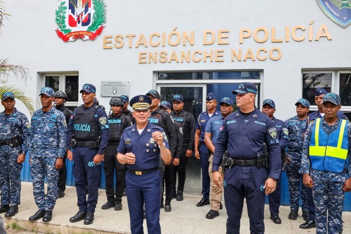 Inspección sorpresa: Mayor general Rodríguez García supervisa el relevo de turno en la Dotación Policial de Naco