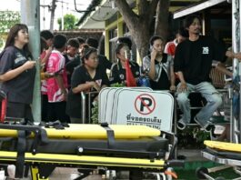 Adolescente mata a sus abuelos y a cinco personas en un colegio de Tailandia