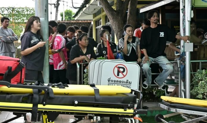 Adolescente mata a sus abuelos y a cinco personas en un colegio de Tailandia