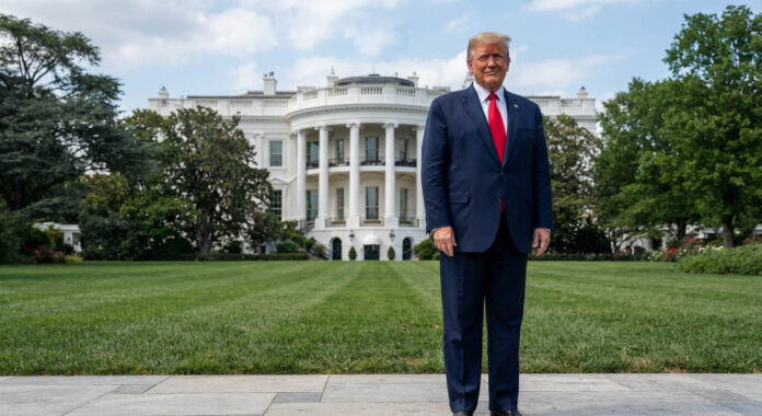 El presidente estadounidense, Donald Trump, anunció este viernes la prohibición del acceso a la Casa Blanca a las cadenas televisivas CNN y MSNOW, así como al sitio de información Politico, a los que acusó de difundir