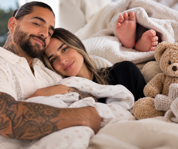 Maluma y Susana Gómez volvieron a convertirse en padres. El cantante colombiano confirmó el nacimiento de su segundo hijo con una tierna fotografía en blanco y negro que publicó en sus redes sociales, donde se lo puede ver junto a su pareja y al recién nacido.