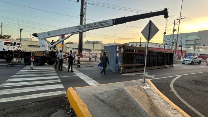 DIGESETT viabilizan el tránsito tras vuelco de patana en la avenida John F. Kennedy esquina Ortega y Gasset