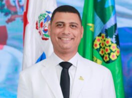 PLD amenaza con expulsar a Regidor de Jarabacoa, Dáyamo Victoriano Ramírez, si no firma desistimiento El Partido de la Liberación Dominicana (PLD) ha emitido un ultimátum al regidor de Jarabacoa, Dáyamo Victoriano Ramírez, exigiendo su firma de desistimiento respecto a la demanda interpuesta en el Tribunal Superior Electoral. Ramírez manifestó que esta demanda sostiene que el proceso de consulta que el PLD planea llevar a cabo en octubre se encuentra fuera del plazo estipulado por la ley.