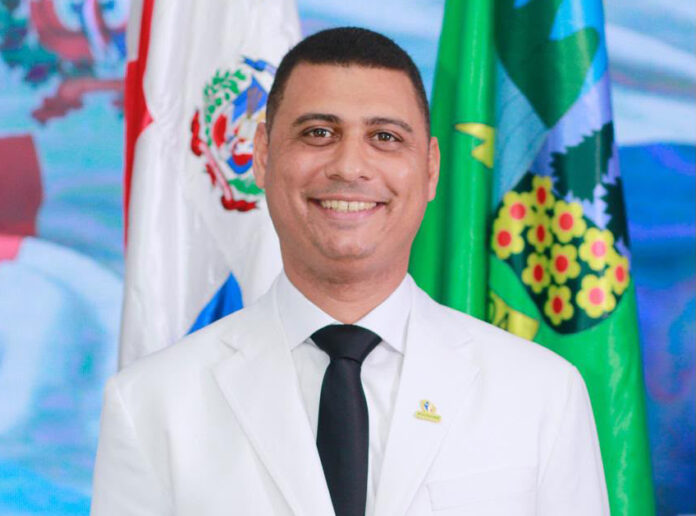 El Partido de la Liberación Dominicana (PLD) ha emitido un ultimátum al regidor de Jarabacoa, Dáyamo Victoriano Ramírez, exigiendo su firma de desistimiento respecto a la demanda interpuesta en el Tribunal Superior Electoral. Ramírez manifestó que esta demanda sostiene que el proceso de consulta que el PLD planea llevar a cabo en octubre se encuentra fuera del plazo estipulado por la ley.
