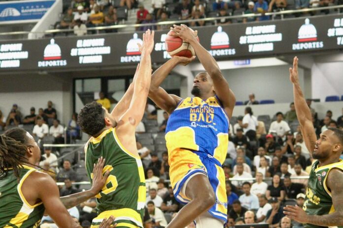 El club Mauricio Báez extendió a cinco su castigo sobre su homólogo de San Carlos al disponer este martes, 80-77, en el partido inaugural del 50 Torneo de Baloncesto Superior (TBS Distrito 2026) en sus “Bodas de Oro”, que está dedicado a la Empresa Seaboard “Energía Limpia” y tiene en opción a la Copa BanReservas.