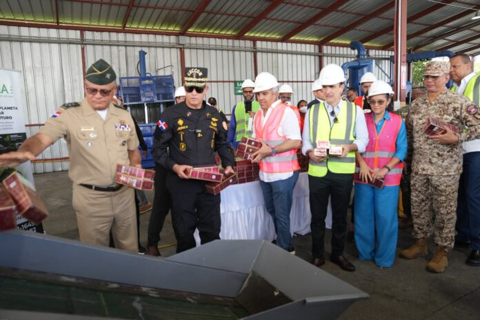 En una operación orientada a reducir la evasión fiscal, proteger el mercado formal y la salud de los dominicanos, el Ministerio de Industria, Comercio y Mipymes (MICM) y el Cuerpo Especializado de Control de Combustibles y Comercio de Mercancías (CECCOM) coordinaron la incineración de 28,352,755 unidades de mercancías ilícitas, con un valor estimado de RD$ 362,788,883.00. El ministro de Defensa, teniente general Carlos Antonio Fernández Onofre, destacó durante el acto de incineración de mercancías ilegales que los resultados obtenidos son fruto de un esfuerzo interagencial entre las Fuerzas Armadas y los organismos de seguridad del Estado.