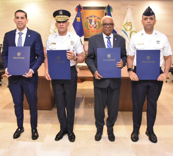 Con el objetivo de garantizar la protección de la salud integral de los exmiembros de la Policía Nacional y sus dependientes, la Dirección General de Jubilaciones y Pensiones a Cargo del Estado (DGJP), la Policía Nacional, el Seguro Nacional de Salud (SENASA), y el Comité de Retiro de la Policía Nacional (COREPOL) suscribieron este martes una Resolución Administrativa Interinstitucional Conjunta, la cual establece el marco operativo y de control para la aplicación de facturación, retenciones y control de planes de salud complementarios destinados a los pensionados y jubilados del cuerpo castrense.