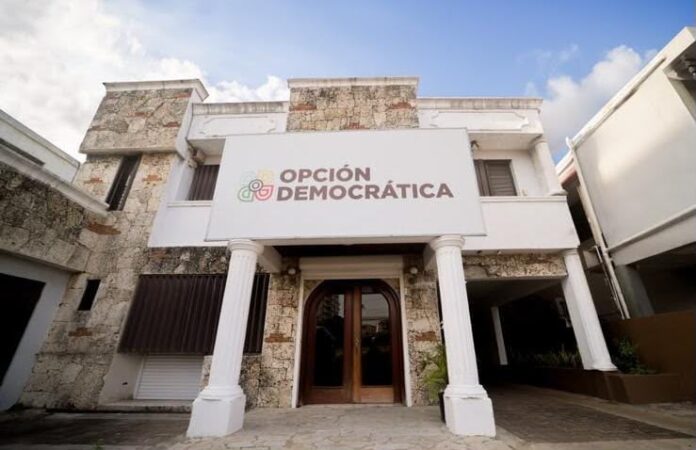 El dirigente de Opción Democrática (OD), Felipe Gavilán, cuestionó las declaraciones de la aspirante presidencial por el PRM Carolina Mejía, quien prometió espacios en un eventual gobierno encabezado por ella a quienes respalden su proyecto político, al considerar que este tipo de planteamientos contribuye a normalizar el clientelismo en la política dominicana.