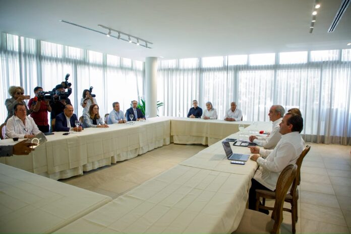 El presidente Luis Abinader desarrolló este martes su segundo día de trabajo en Santiago, donde se reunió con representantes de la Asociación de Promotores y Constructores de Viviendas del Cibao (APROCOVICI), la Asociación de Mayoristas en Provisiones de Santiago (AMAPROSAN) y Compromiso Santiago, además de autoridades de los sectores salud y energía, agua, construcción, alcaldes y diputados de la provincia, para dar seguimiento a temas prioritarios para el desarrollo de la provincia y de la región Norte.