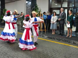Ministro de Educación recibe visita de embajadora de Estados Unidos y abordan áreas de cooperación