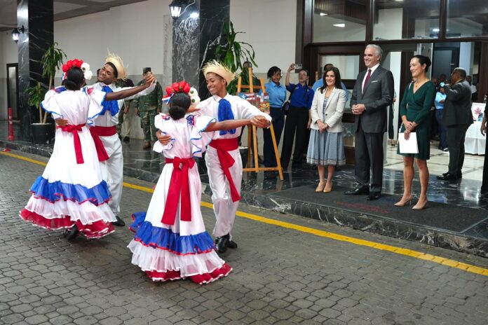 Ministro de Educación recibe visita de embajadora de Estados Unidos y abordan áreas de cooperación