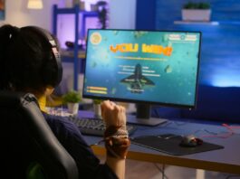 *Robux gratis: cómo identificar ofertas falsas y proteger tu cuenta* ESET Latinoamérica advierte que los Robux gratis son una promesa habitual en el juego Roblox, y comparte puntos clave para descubrir qué ofertas son legítimas y cómo evitar las estafas más comunes. Centroamérica, septiembre de 2026.– Quienes disfrutan del popular juego Roblox, es probable que alguna vez hayan sentido la tentación de buscar una forma de conseguir Robux gratis. Esta moneda virtual (Robux) que puede abrir la puerta a una gran variedad de experiencias dentro de la plataforma. Los jugadores más jóvenes, en particular, pueden querer más Robux debido a una combinación de FOMO (miedo a perderse algo) y el deseo de mejorar su estatus en línea. Desde ESET, compañía líder en detección proactiva de amenazas, advierten la importancia en diferenciar entre "gratis" y "ganado" cuando se trata de obtener Robux, para saber diferenciar qué ofertas son legítimas y cómo evitar estafas. Existen programas oficiales de Roblox o de socios de confianza como Microsoft que permiten realizar tareas y/o responder preguntas para obtener una tarjeta de regalo de Roblox. Además, Roblox ofrece un 25 % más de Robux cuando los usuarios compran moneda virtual legítimamente a través de la web, computadoras o tarjetas de regalo. También existen formas de monetizar contenido dentro de Roblox. Por ejemplo, mediante suscripciones, cobro de tarifas de acceso, venta de artículos o habilidades que otros usuarios de Roblox pueden comprar, oferta de servidores privados o comercialización de modelos y complementos para otros creadores en la Creator Store. Incluso es posible vender artículos para avatares en el Marketplace y obtener una parte de las ganancias. Sin embargo, estas son oportunidades para ganar Robux, y pueden ser más difíciles de alcanzar de lo que parecen. En otras palabras, realmente no se obtiene nada gratis. “Roblox lo deja muy claro: "No existe nada como Robux gratis, ofertas de suscripción gratuitas, trucos o códigos". Lo que sí existe, lamentablemente, son numerosos estafadores que buscan engañarte para obtener tu información personal y los datos de acceso a tu cuenta prometiendo Robux gratis”, afirma Mario Micucci, investigador de seguridad informática de ESET Latinoamérica. Desde ESET sostienen que existen tantas variantes de estas estafas como formas legítimas de ganar Robux. Estas son algunas de las más comunes: • Generadores de Robux "gratis" que solicitan el nombre de usuario de Roblox y, en algunos casos, solicitan completar encuestas o instalar software. Como es de esperar, los delincuentes solo quieren el nombre de usuario para intentar secuestrar la cuenta. Las encuestas suelen estar diseñadas para recopilar información personal sin que el usuario se dé cuenta, y el software puede incluir código malicioso. Roblox es una plataforma popular entre los ciberdelincuentes para distribuir malware. • Páginas de phishing a las que se llega después de hacer clic en un enlace incluido en un correo electrónico, mensaje no solicitado o anuncio malicioso. Estas páginas imitan el sitio oficial de Roblox para robar las credenciales. • Sorteos falsos en redes sociales, como YouTube, TikTok o Discord. El administrador afirma estar regalando miles de Robux gratuitamente, pero el enlace proporcionado es malicioso. • Ofertas por tiempo limitado, que pueden llegar mediante correos electrónicos de phishing o publicaciones y anuncios en redes sociales. El objetivo es generar una sensación de urgencia para llevarte a tomar una mala decisión, como hacer clic en un enlace o compartir información personal a cambio de unos supuestos "Robux gratis" que en realidad no existen. • Tarjetas de regalo falsas, otra oportunidad para que los estafadores obtengan lo que buscan. Pueden ofrecer intercambiar información personal, credenciales de acceso o incluso dinero por un código de tarjeta de regalo que en realidad no existe. “Cualquier sitio que solicite credenciales de acceso o una supuesta “verificación humana” fuera del sitio oficial de Roblox es una estafa, a menos que puedas verificar de forma independiente que se trata de una página oficial de Roblox o de un socio autorizado”, alerta el investigador de ESET. Desde ESET advierten que las promociones legítimas nunca solicitarán la contraseña ni el código de autenticación en dos pasos (2FA). Tampoco utilizarán ofertas por tiempo limitado o promesas demasiado buenas para ser verdad para llamar la atención. Tampoco advertirán que se podrían perder los Robux si no se actúa rápidamente. Y jamás pedirán descargar un supuesto “generador de Robux”. “Desconfía de cualquier oferta especial relacionada con Robux. Nunca compartas tus credenciales de acceso ni tu información personal con otros usuarios. Además, evita hacer clic en enlaces sospechosos o introducir tus contraseñas en páginas que no pertenezcan a Roblox”, aconseja Micucci. Si eres padre, madre o tutor y te preocupa que tu hijo pueda caer en este tipo de engaños, es importante dedicar un momento a conversar sobre estas inquietudes. El objetivo principal es enseñar buenos hábitos de seguridad digital, como no compartir contraseñas ni hacer clic en enlaces sospechosos. Además, también es importante ayudarles a comprender que los "Robux gratis" no existen y que esta moneda virtual tiene un costo real. Desde ESET sostienen que es importante que los más chicos se sientan cómodos para acudir a los adultos frente a un problema, sin importar lo que haya sucedido. Esto solo se logra explicando con calma por qué no pueden acceder libremente a la tarjeta de crédito y por qué pueden usar la plataforma únicamente de forma responsable. Si crees que un niño o adolescente ya fue víctima de una estafa, desde ESET recomiendan cambiar las credenciales de acceso de la cuenta (y cualquier otra credencial compartida), activar la autenticación en dos pasos (2FA) y verificar que el correo electrónico de recuperación no haya sido modificado. Revisar los métodos de pago vinculados para detectar actividad sospechosa y considerar comunicarse con el banco o congelar la tarjeta. Si hay preocupación por la presencia de malware, es importante realizar un análisis del dispositivo con una solución de seguridad confiable. Sobre todo, no culpabilizar al menor, sino escucharlo, tranquilizarlo y ayudarlo a seguir estos pasos.