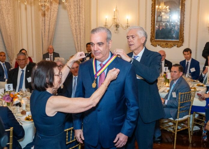 Presidente Abinader es reconocido con la Insignia de Oro, el más alto honor de Americas Society
