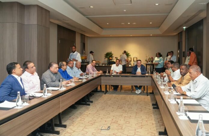 Dirigentes choferiles organizados en el G-12 acuerdan con el Gobierno mantener sin aumento las tarifas del transporte