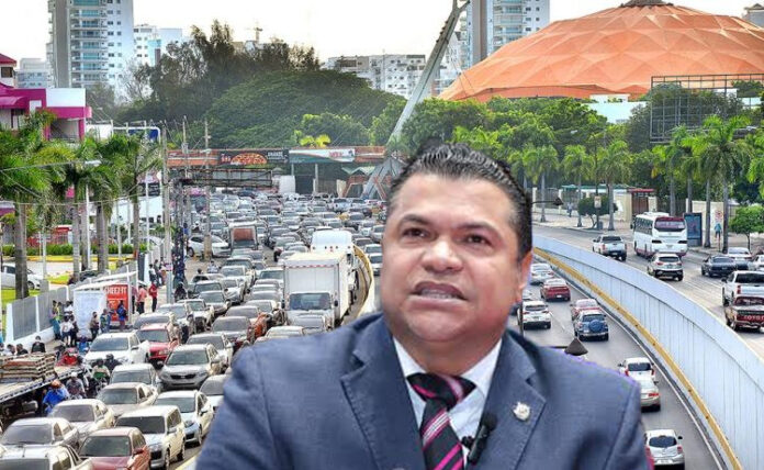 El diputado Tobías Crespo advirtió sobre las dificultades que enfrentan diariamente conductores y peatones debido a problemas de señalización, organización vial y coordinación del tránsito en diferentes puntos del Distrito Nacional, y llamó a la Alcaldía a asumir un papel más activo frente a una situación que afecta directamente la vida cotidiana de los capitaleños.