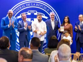 Presidente Abinader entrega el primer lote del pasaporte electrónico a la diáspora en EE. UU.