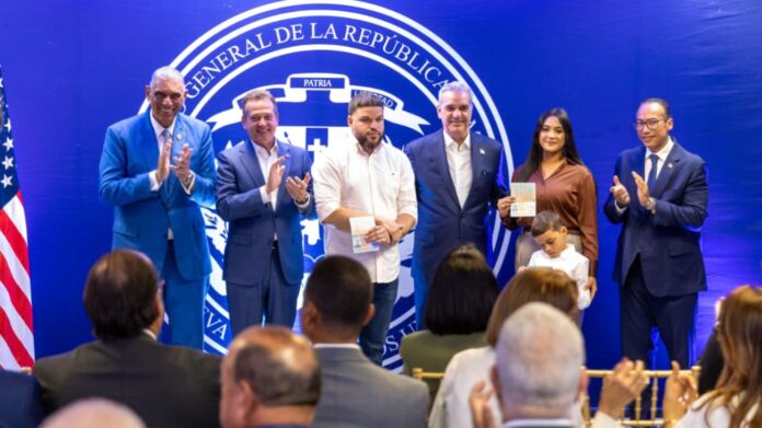 Presidente Abinader entrega el primer lote del pasaporte electrónico a la diáspora en EE. UU.