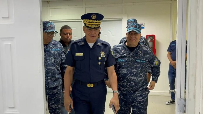 Director de la Policía supervisa labores en Santiago y llama a agentes a respetar la ley