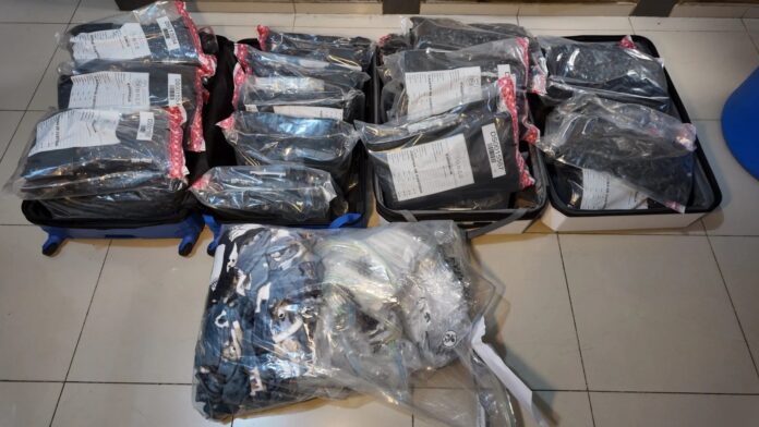 Ocupan en el AILA maletas con 53 paquetes de marihuana