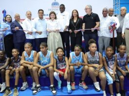 Vicepresidenta Raquel Peña y Ministro Kelvin Cruz entregan remozado multiuso del Club Los Gladiadores en Guachupita