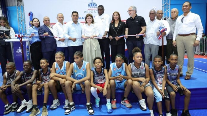 Vicepresidenta Raquel Peña y Ministro Kelvin Cruz entregan remozado multiuso del Club Los Gladiadores en Guachupita