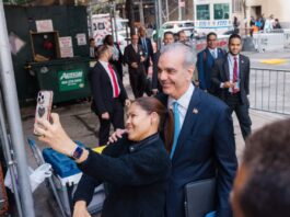 Presidente Luis Abinader recorre a pie calles de Nueva York durante su trayecto hacia la Asamblea General de la ONU
