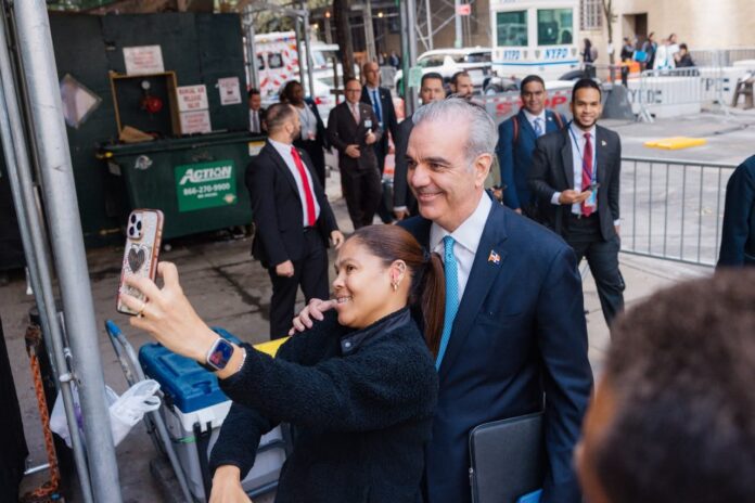 Presidente Luis Abinader recorre a pie calles de Nueva York durante su trayecto hacia la Asamblea General de la ONU