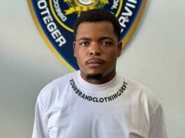 Yeicol Carmona Martínez, alias “Maneo”, de 24 años, se entregó este miércoles a la Policía Nacional, luego de ser señalado como uno de los presuntos responsables de un ataque a tiros en el que resultaron heridas dos personas el pasado 9 de julio en el sector La Victoria, Santo Domingo Norte.