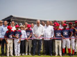 Abinader inaugura campo de béisbol Nelson Mateo en Pizarrete, Peravia, tras 26 años de espera