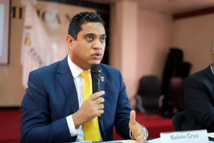 Kelvin Cruz respalda uso cultural y social de grandes instalaciones deportivas
