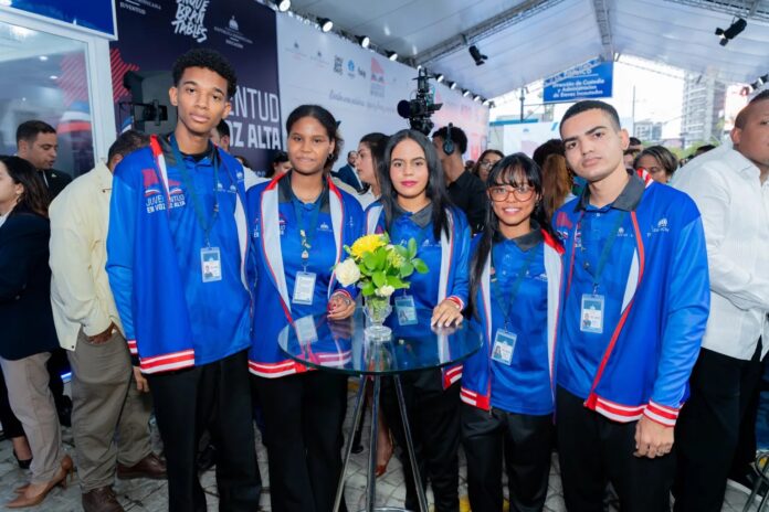 Cinco jóvenes dominicanos buscan recuperar el Récord Guinness de lectura en voz alta