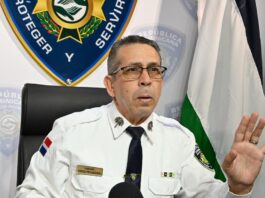 La Policía Nacional, en coordinación con el Ministerio Público, apresó a un hombre señalado como el responsable de un intento de asalto en el que un joven resultó herido de múltiples estocadas, tras resistirse a ser despojado de sus pertenencias, en un hecho ocurrido en el sector Serrallés, del Distrito Nacional. Se trata de Johnny González, de 41 años, a quien le fueron ocupados el cuchillo, las prendas de vestir y la motocicleta con dos placas las cuales utilizó en el incidente en cuestión.