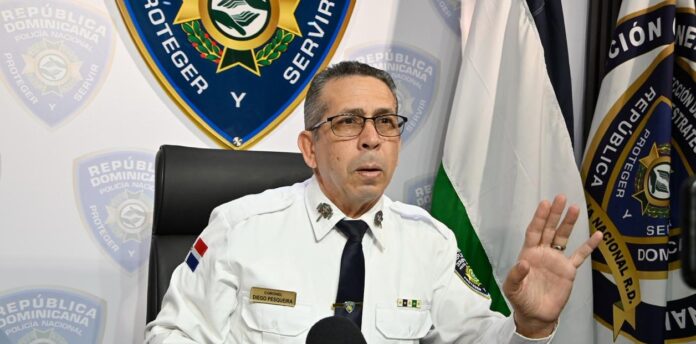La Policía Nacional, en coordinación con el Ministerio Público, apresó a un hombre señalado como el responsable de un intento de asalto en el que un joven resultó herido de múltiples estocadas, tras resistirse a ser despojado de sus pertenencias, en un hecho ocurrido en el sector Serrallés, del Distrito Nacional. Se trata de Johnny González, de 41 años, a quien le fueron ocupados el cuchillo, las prendas de vestir y la motocicleta con dos placas las cuales utilizó en el incidente en cuestión.