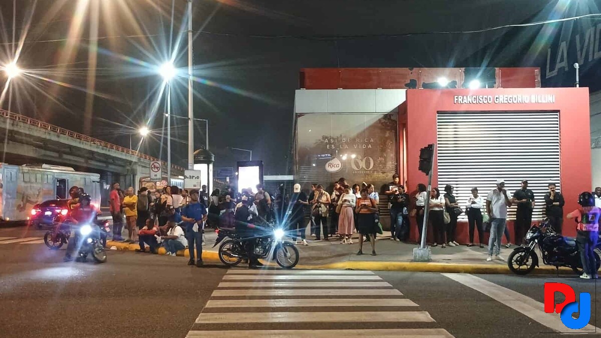 Falla eléctrica interrumpe tramo de la Línea 2 del Metro de de Santo Domingo El servicio de la Línea 2 del Metro de Santo Domingo fue interrumpido temporalmente este martes entre las estaciones Pedro Bonó y Ramón Cáceres. La suspensión se produjo tras una falla en la subestación García Saleta que provocó una pérdida de energía en la catenaria.