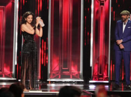 Juan Luis Guerra elogia a Rosalía tras entregarle el Premio Billboard Salón de la Fama Juan Luis Guerra elogia a Rosalía tras entregarle el Premio Billboard Salón de la Fama