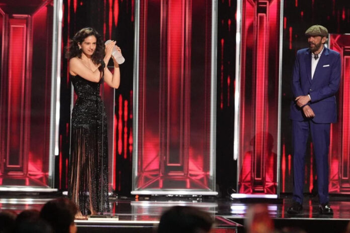 Juan Luis Guerra elogia a Rosalía tras entregarle el Premio Billboard Salón de la Fama
