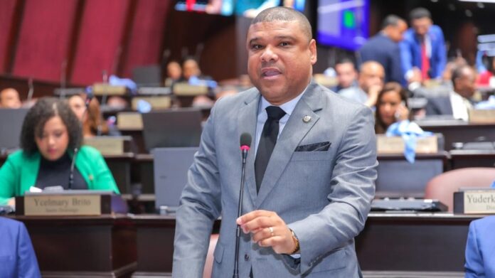 ¡Todo para la nómina! Diputado denuncia el duro golpe del Presupuesto 2027 a la mujer y la juventud dominicana