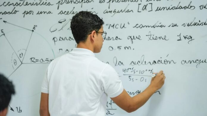 Gobierno reconoce como Estudiantes de la Semana a Kender Soto y Rafael Ureña, destacados en olimpiadas nacionales e internacionales