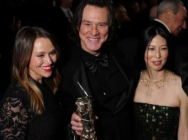 Jim Carrey se casa por tercera vez en una ceremonia privada en Los Ángeles Jim Carrey se ha casado por tercera vez, según ha confirmado la revista Peopleeste miércoles 30 de septiembre. El actor de El show de Truman, que hace décadas pasó por el altar con las actrices Melissa Womer (66 años) y Lauren Holly (62 años), se ha dado el “sí, quiero” en una ceremonia privada en Los Ángeles con la también actriz y artista surcoreana Min Ah, de 32 años.