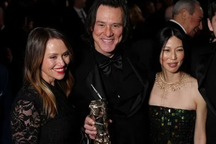 Jim Carrey se ha casado por tercera vez, según ha confirmado la revista Peopleeste miércoles 30 de septiembre. El actor de El show de Truman, que hace décadas pasó por el altar con las actrices Melissa Womer (66 años) y Lauren Holly (62 años), se ha dado el “sí, quiero” en una ceremonia privada en Los Ángeles con la también actriz y artista surcoreana Min Ah, de 32 años.
