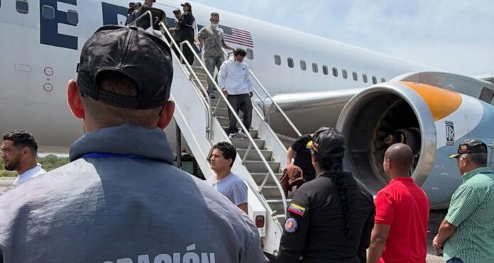 Venezuela recibe a 387 repatriados desde EE.UU.