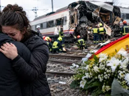España sigue buscando víctimas, de luto tras grave accidente de trenes