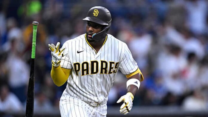 Un error de Milwaukee y el oportunismo de Miguel Andújar reviven a los Padres en los playoffs