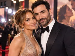 Jennifer Lopez y Brett Goldstein desatan rumores de romance tras su película juntos