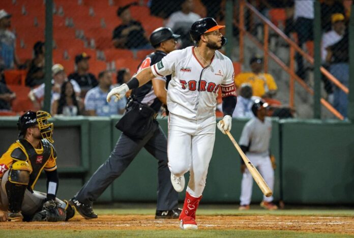 Toros sacan los bates para remontar ante las Águilas