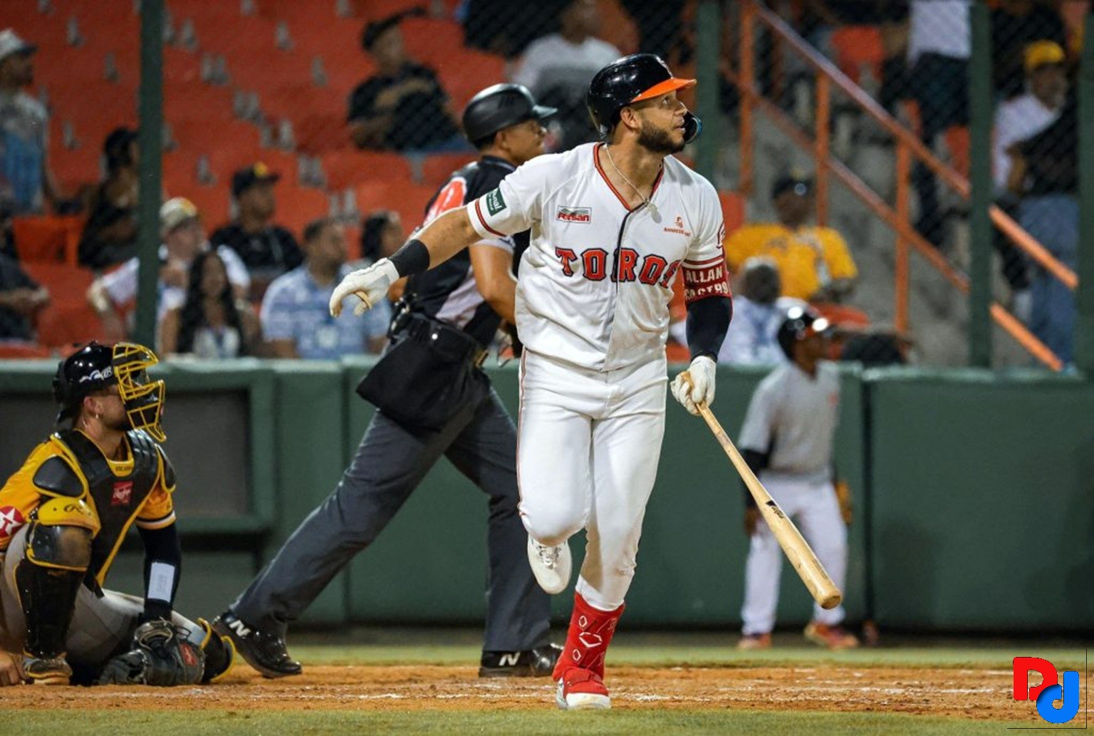 Toros sacan los bates para remontar ante las Águilas Toros sacan los bates para remontar ante las Águilas